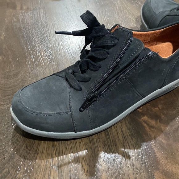 Vionic 7.5 Abigail women's  black tennis shoes with zippers weather resistant - Picture 6 of 13